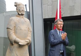Oberbürgermeister Gerd Schwandner vor der Terrakottastatue „General Yuan“. Foto: Stadt Oldenburg