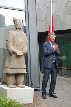 Oberbürgermeister Gerd Schwandner vor der Terrakottastatue „General Yuan“. Foto: Stadt Oldenburg