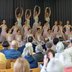 Vorschau: Eine Gruppe von Akrobatinnen auf der Bühne. Foto: Sascha Stüber