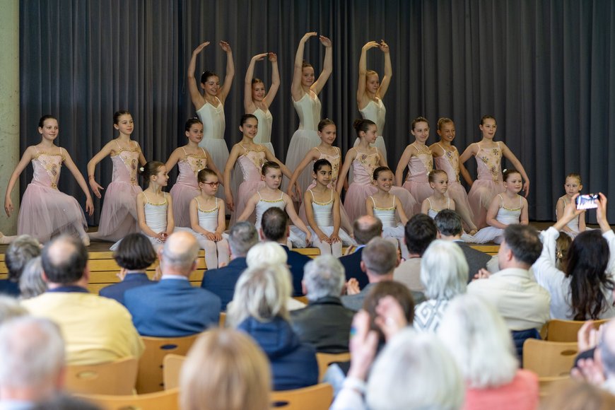 Sascha Stüber Eine Gruppe von Akrobatinnen auf der Bühne. Foto: Sascha Stüber