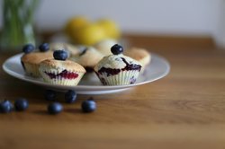 Blaubeermuffins auf Teller. Foto: Laura/Pexels