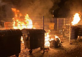 Brennende Müllcontainer auf dem Gelände der IGS Flötenteich. Foto: Stadt Oldenburg