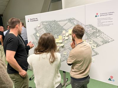 Bürgerinnen und Bürger stellen Ihre Ideen zusammen Foto: CapitalReal GmbH & Co. KG Bürgerinnen und Bürger stellen Ihre Ideen zusammen