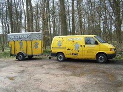 Der gelbe Spielefant-Bus mit Anhänger, Quelle: Spielefant