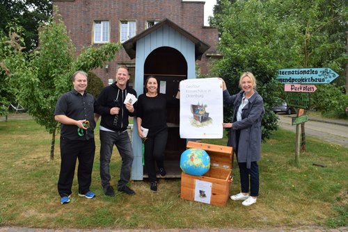 Stellten die Erweiterung der Geocaching-Tour vor: Arne Muthmann (Geheimpunkt GmbH), Joshua Johnson (The Geocaching Vlogger), Gina Schrumm (Jugendkulturarbeit e.V.) und Christel Sahr (Regionales Umweltbildungszentrum, Stadt Oldenburg). Foto: Stadt Oldenburg