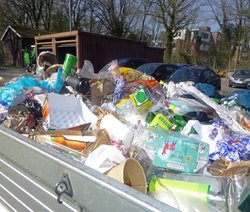 Die eingesammelte „Müll-Ausbeute“ eines gut besuchten Mittwochabends im März 2022 auf den Dobbenwiesen. Foto: Stadt Oldenburg