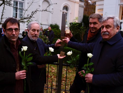 Weihten das erste Oldenburger Erinnerungszeichen ein (von links): Thomas Lechner, Stadtrat der Landeshauptstadt München, Martin Goldsmith, Enkel von Alex Goldschmidt, Oberbürgermeister Jürgen Krogmann und Dietmar Schütz, Vorsitzender der Oldenburger Bürgerstiftung. Foto: Sascha Stüber