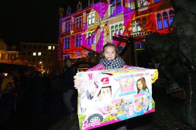 Lamberti-Engel Mila mit ihrem Geschenk. Foto: Sascha Stüber