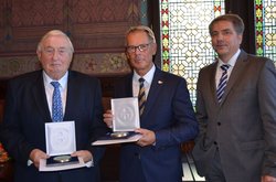 Oberbürgermeister Jürgen Krogmann verleiht die Großen Stadtsiegel an Gerold Lange (links) und Hermann Schüller. Foto: Stadt Oldenburg