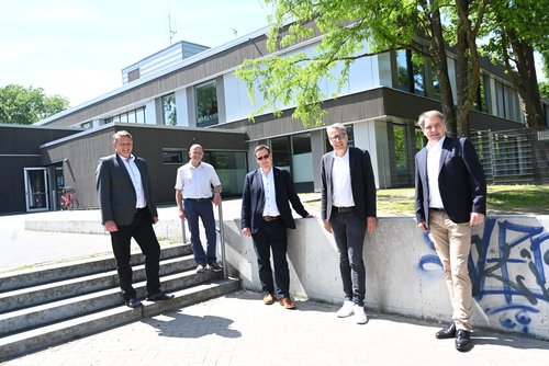 Foto: Sascha Stüber Werben für mehr Praktikumsangebote für Schülerinnen und Schüler: (von links) Sven Winkler (Sprecher der Oldenburger Oberschulen), Dr. Sven Kruse-Irmer (Didaktischer Leiter der Oberschule Eversten), Andreas Diercks (Leiter der Oberschule Ofenerdiek), Schulamtsleiter Matthias Welp und Oberbürgermeister Jürgen Krogmann. Foto: Sascha Stüber