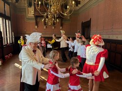 Die Jeckinnen und Jecken tanzten mit einer Polonaise durch den Ratssaal. Foto: Stadt Oldenburg