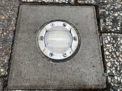 LED-Bodenbeleuchtung auf dem Radweg an der Ammerländer Heerstraße mit gelösten Schrauben. Foto: Stadt Oldenburg
