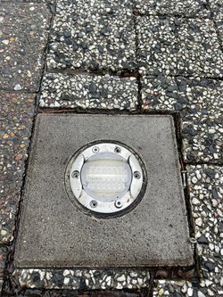 LED-Bodenbeleuchtung auf dem Radweg an der Ammerländer Heerstraße mit gelösten Schrauben. Foto: Stadt Oldenburg