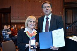 Oberbürgermeister Jürgen Krogmann überreicht Ursula Bartels die Verdienstmedaille. Foto: Stadt Oldenburg