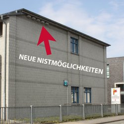 Sicheres Quartier: Am Gebäude der Feuer- und Rettungswache an der Schützenhofstraße wurden unter dem Dachvorsprung Nistkästen für Mauersegler angebracht. Fotos: NABU