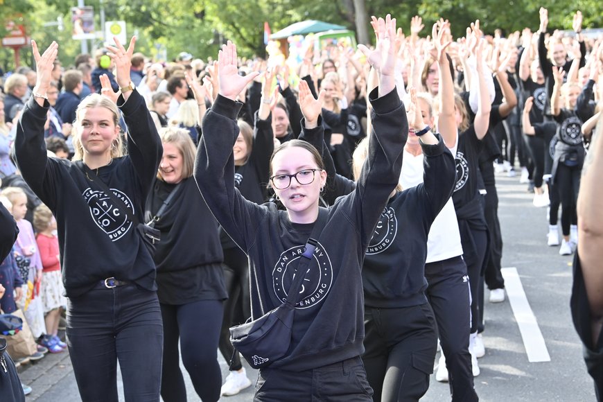 Beitrag zum Kramermarktsumzug mit tanzenden Menschen. Foto: Sascha Stüber