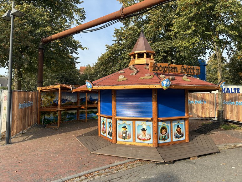 Die Hopfen Hütt'n beim Aufbau am 29. September 2026. Foto: Stadt Oldenburg