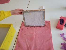 Das selbst geschöpfte Papier wird zum Trocknen ausgelegt. Foto: Stadt Oldenburg
