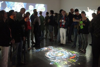 Besucherinnen und Besucher in der Museumsnacht betrachten ein Werk von Jakub Nepras. Foto: Markus Hibbeler