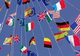 Flaggen verschiedener Länder an Schnüren. Foto: Dr. Stephan Barth/Pixelio.de