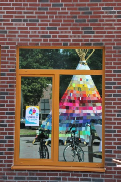 Tipi-Spiegelung in den Fenstern des Stadtteiltreffs Kreyenbrück. Foto: Werner Ufferhardt.