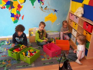Kleinkinder spielen im Kinderraum. Foto: Stadt Oldenburg