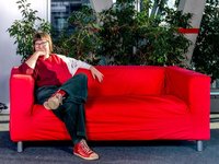 Mareike Barmeyer sitzt auf einem roten Sofa. Foto: Anke Phoebe Peters Mareike Barmeyer sitzt auf einem roten Sofa. Foto: Anke Phoebe Peters