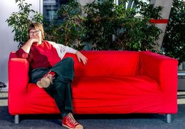Mareike Barmeyer sitzt auf einem roten Sofa. Foto: Anke Phoebe Peters