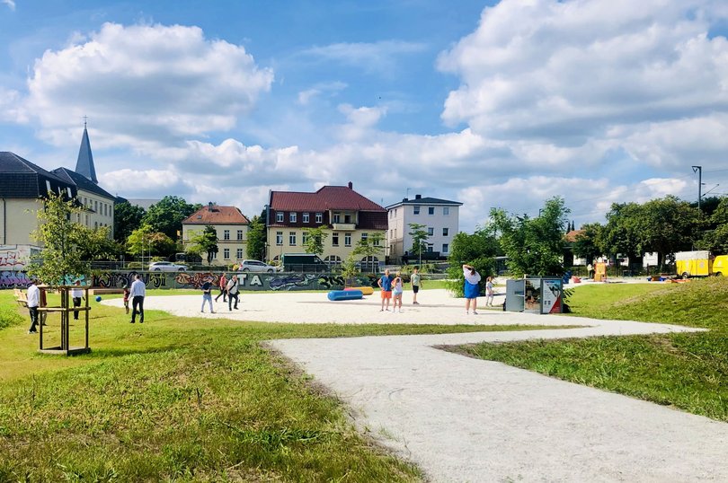 Spielende Menschen auf der neuen Freizeitfläche. Foto: Stadt Oldenburg