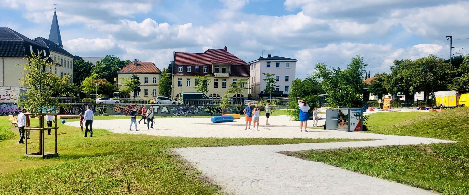 Spielende Menschen auf der neuen Freizeitfläche. Foto: Stadt Oldenburg