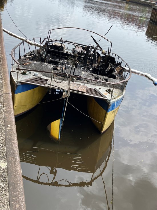 Der abgebrannte Katamaran im Oldenburger Hafen, als er noch zu sehen war. Foto: Stadt Oldenburg Foto: Stadt Oldenburg