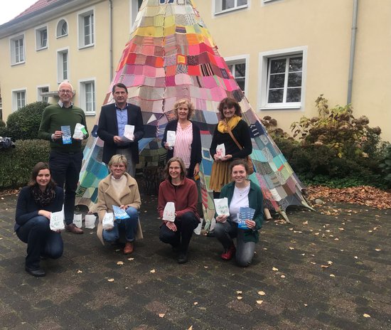 Stellen das Projekt StoP vor: (vorne von links) Wiebke Oncken, Meike Plewa, Melanie Blinzler und Isabel Rein, (hinten von links) Christian Fritsch, Dr. Frank Lammerding, Regina Dirksen und Mia Cordes. Foto: Stadt Oldenburg
