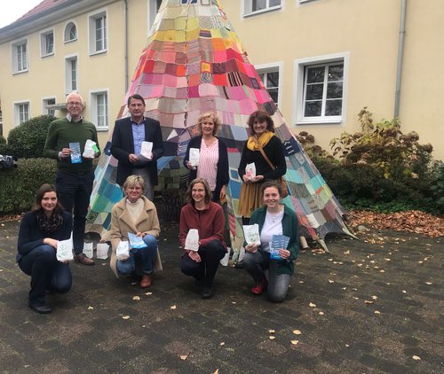 Stellen das Projekt StoP vor: (vorne von links) Wiebke Oncken, Meike Plewa, Melanie Blinzler und Isabel Rein, (hinten von links) Christian Fritsch, Dr. Frank Lammerding, Regina Dirksen und Mia Cordes. Foto: Stadt Oldenburg