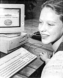 Marina Moye vor einem Computer. Foto: NWZ/Thomas Neunaber