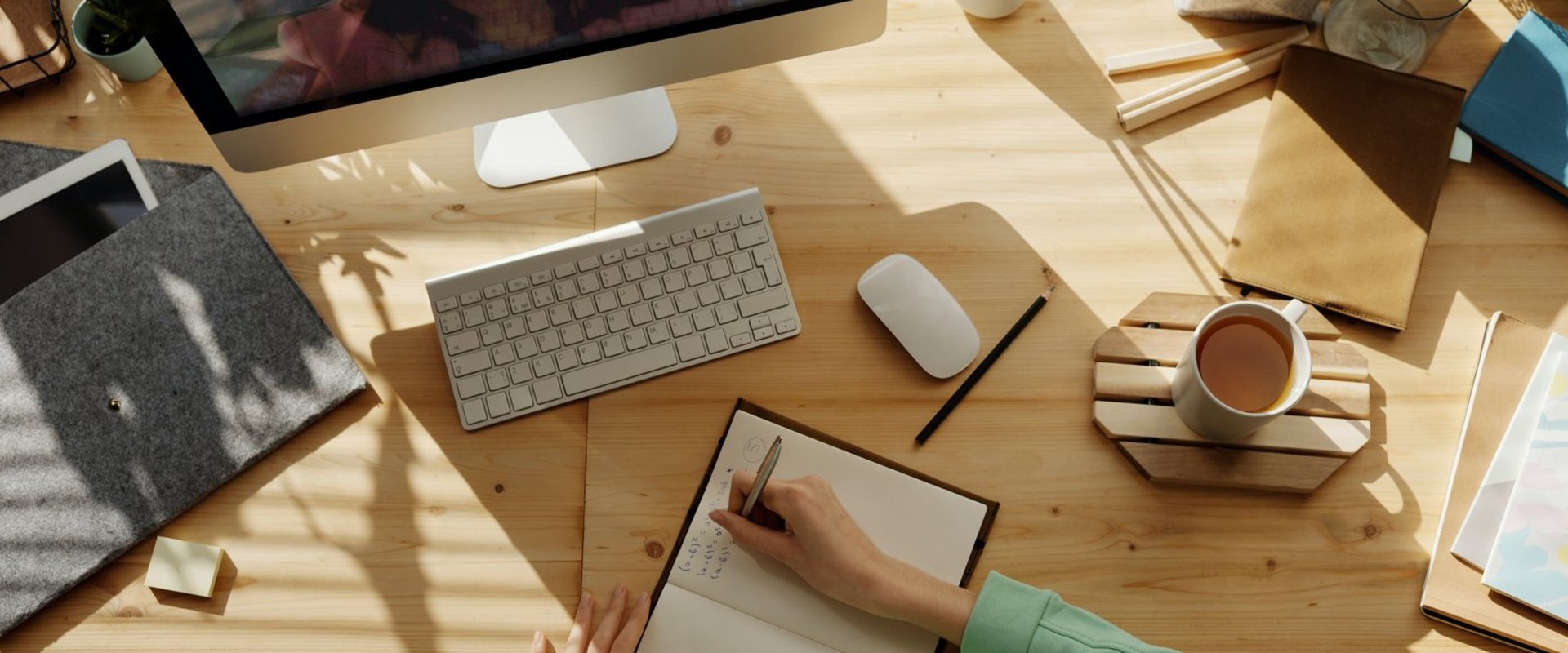 Frau sitzt am PC mit Tastatur, Maus und Stift. Foto: Julia M. Cameron/Pexels.com