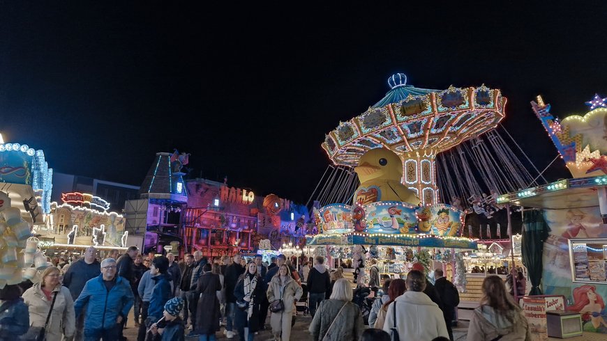 Blick über den Markt mit Wellenflieger auf dem Kramermarkt 2025. Foto: Stadt Oldenburg