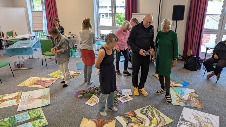Teilnehmende betrachten ihre Bilder zum Thema Lebensbaum. Foto: Stadt Oldenburg