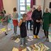 Vorschau: Teilnehmende betrachten ihre Bilder zum Thema Lebensbaum. Foto: Stadt Oldenburg