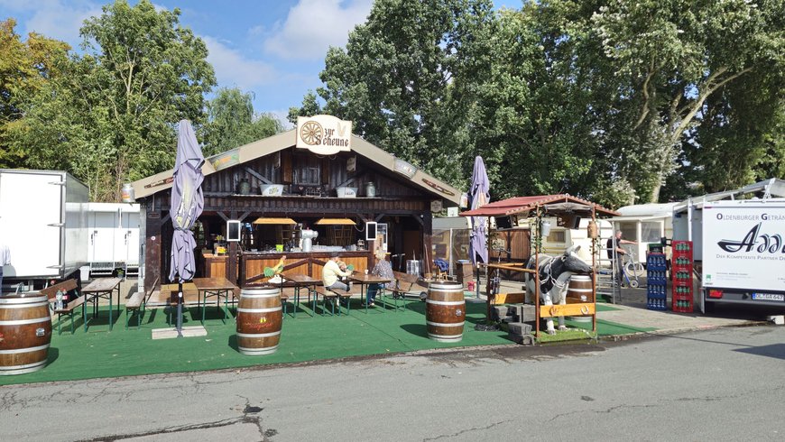 Der Aufbau vom Ausschank „Zur Scheune“ auf dem Kramermarkt am 19. September 2025. Foto: Stadt Oldenburg