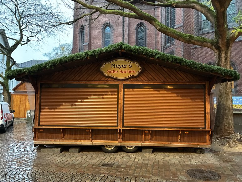 Stadt Oldenburg Meyers süße Sachen beim Aufbau auf dem Lamberti-Markt am 19. November 2025. Foto: Stadt Oldenburg