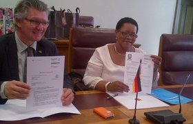Bürgermeisterin Zukiswa Ncitha und Oberbürgermeister Gerd Schwandner mit der unterzeichneten Vereinbarung. Foto: Stadt Oldenburg
