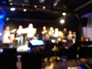 Künstlerinnen und Künstler stehen auf der Bühne im Wilhelm 13
