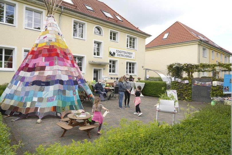 Foto von der Geimeinwesenarbeit Dietrichsfeld mit dem Tipi davor. Foto: Carsten Lienemann