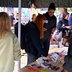 Vorschau: Zwei junge Frauen begutachten interessiert einen Informationsstand. Foto: Robert Gertzen 