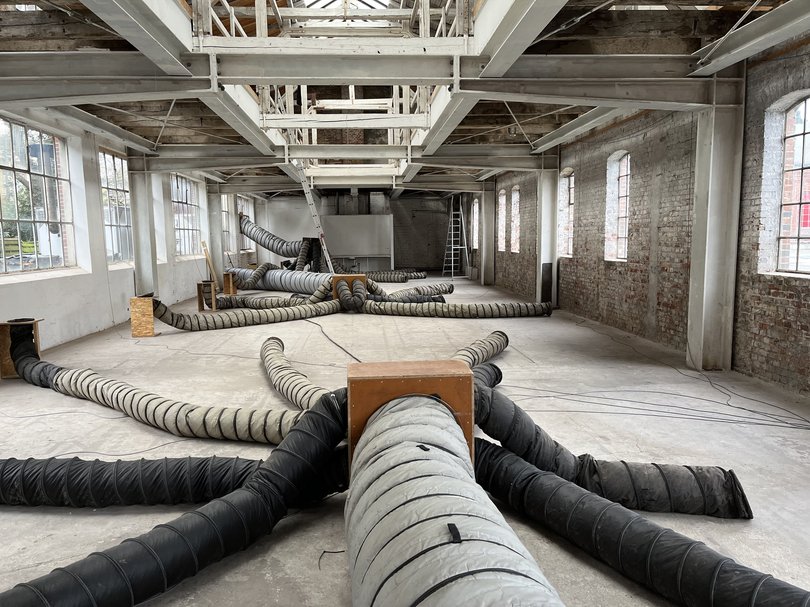 Grauschwarze Heizschläuche verlaufen über den Boden der Alten Maschinenhalle am Pferdemarkt 8 a. Foto: Stadt Oldenburg