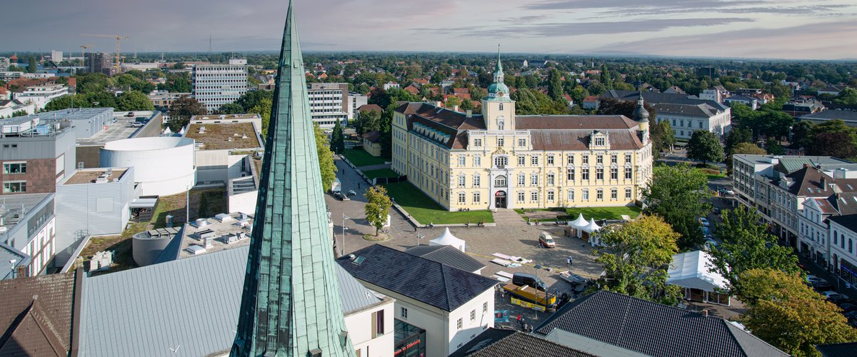 Blick aus der Lamberti-Kirche auf das Schloss und den Schloßplatz. Foto: Mittwollen und Gradetchliev
