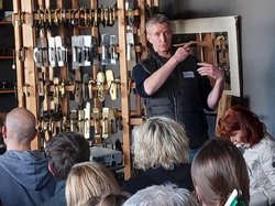 Vortragender Fred Melius beim Branchentreffen. Foto: Monumentendienst