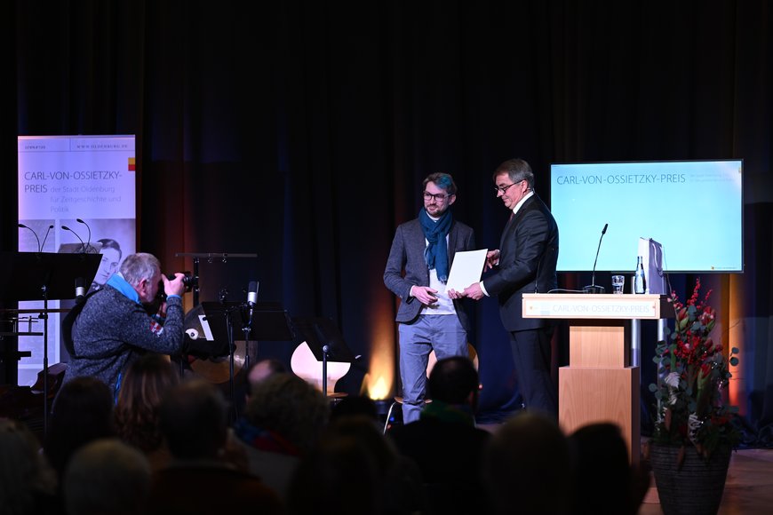 Oberbürgermeister Krogmann überreicht Étienne Haan die Urkunde für den Oldenburger Kompositionspreis. Foto: Mohssen Assanimoghaddam