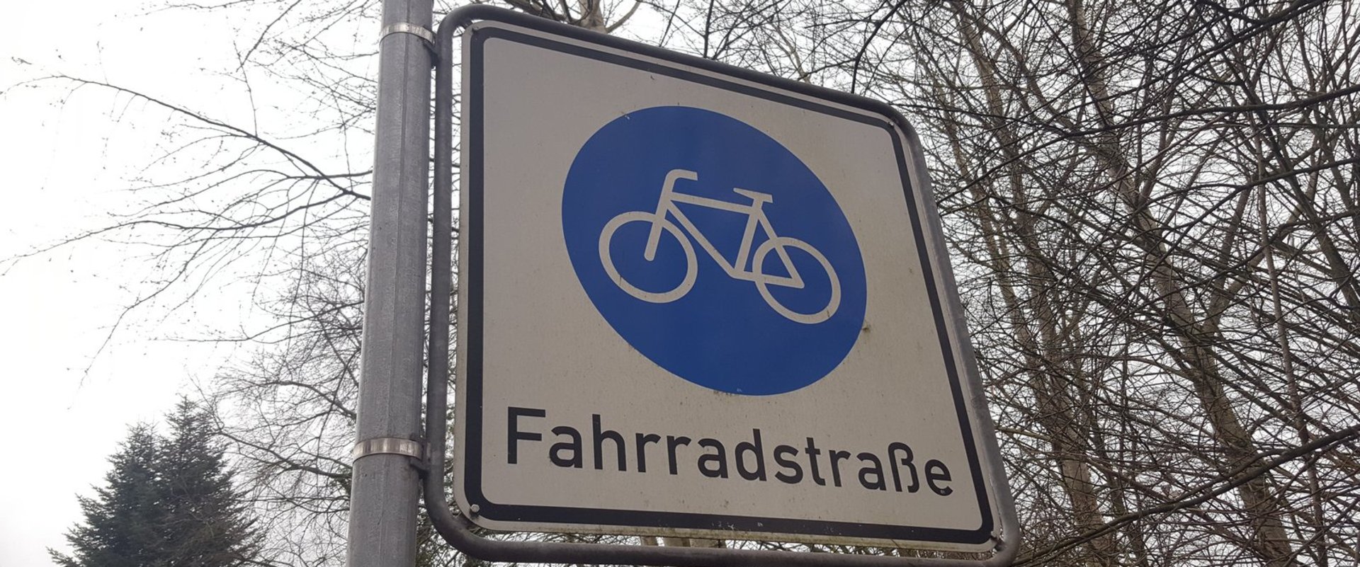 Beschilderung Fahrradstraße, weißes Fahrradpiktogramm auf blauem Grund (Kreis) umgeben von weißem Hintergrund, Schriftzug „Fahrradstraße". Foto: Stadt Oldenburg