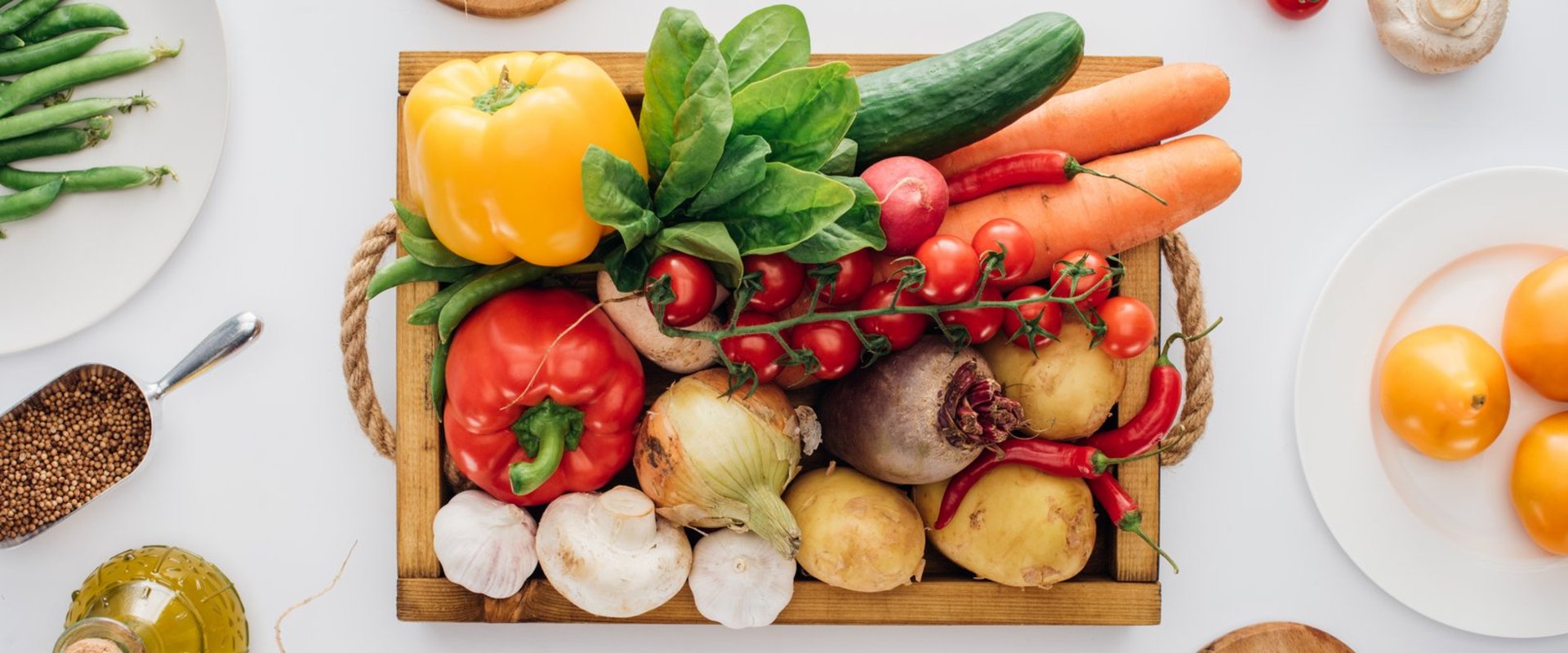 Eine Kiste voller Gemüse. Foto: Lightfield Studios/AdobeStock